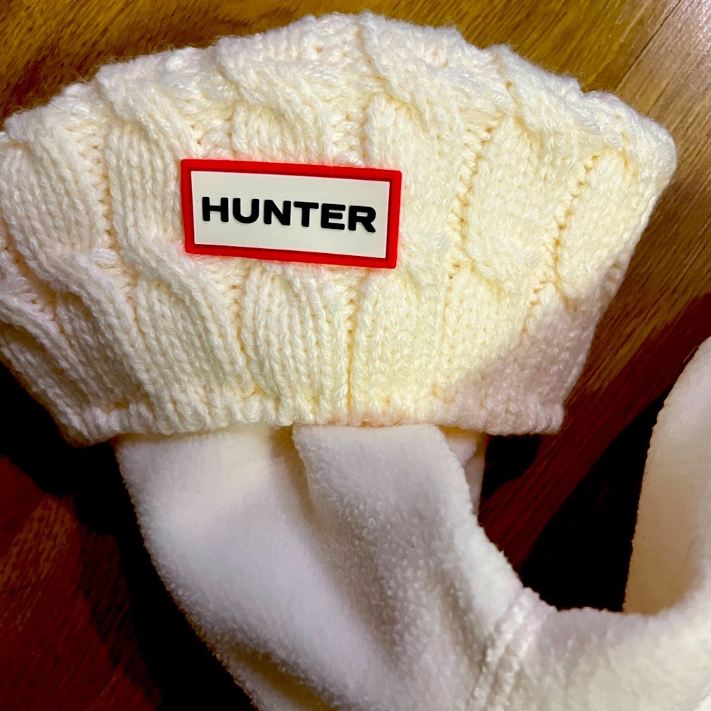 HUNTER Original Short Cream Cable Knit and Hunter Short Black Boot Socks.